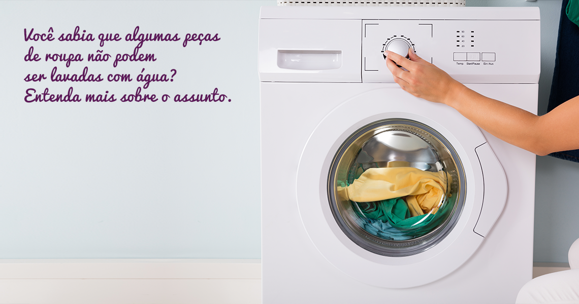 Você sabia que algumas peças de roupa não podem ser lavadas com água? Entenda mais sobre o assunto.